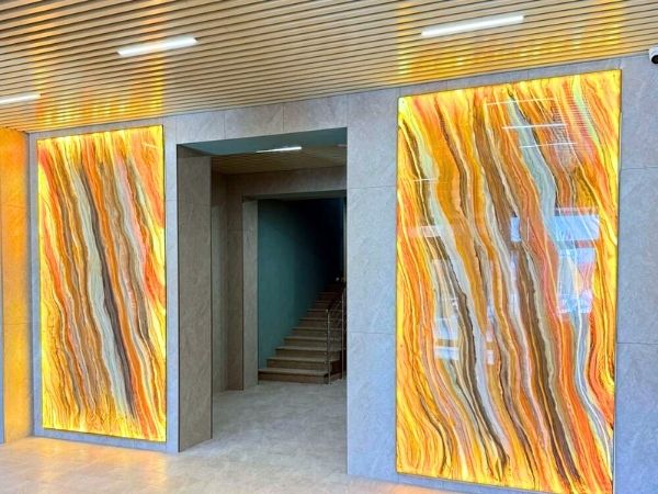 Стеновые панели для входных групп из искусственного оникса с подсветкой