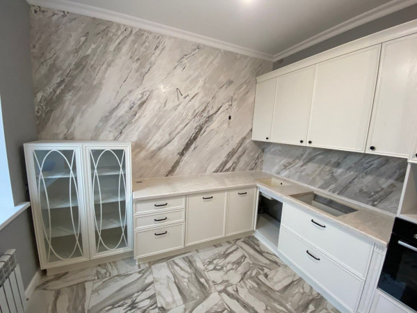 Столешница на кухню с фартуком из искусственного камня